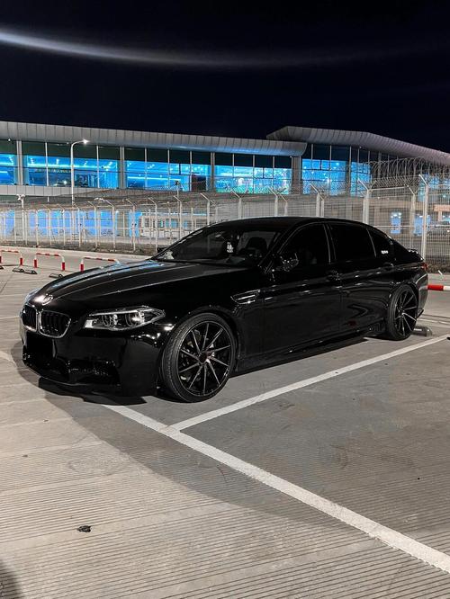 宝马5系黑色好看还是白色好看 宝马5系黑色白色怎么选