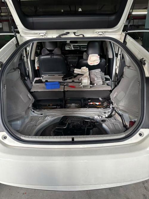 丰田普锐斯二代,丰田普锐斯二代小电瓶在哪里